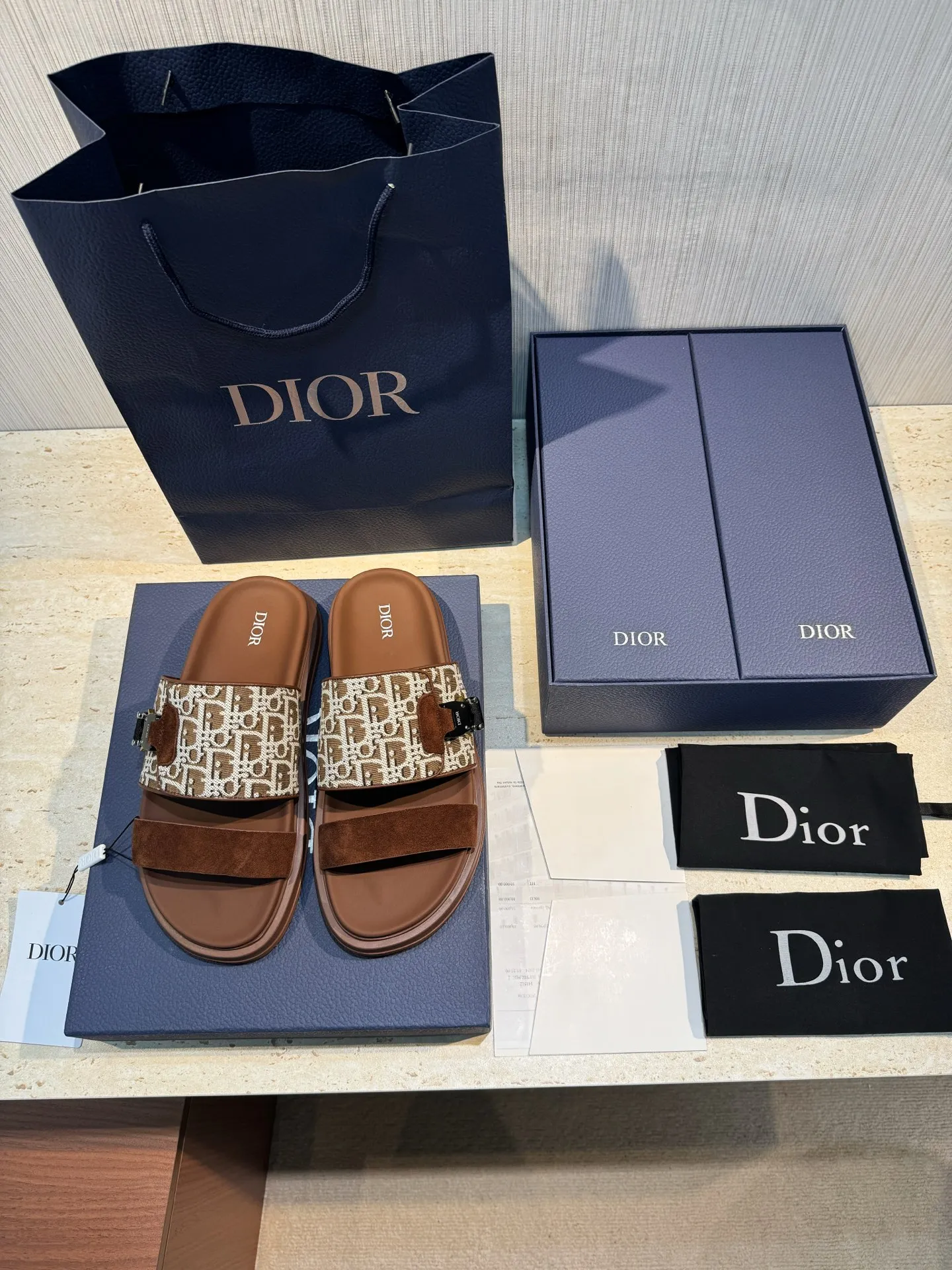 Factory price: 340💰Djia Aqua men's slippers and sandals, Dior's Aqua sandals are elegant and casual. The cross-strap design is reinterpreted in CD Diamond canvas, inspired by the brand's archives. Finished with a branded logo and tonal notch sole, they can be worn easily with shorts or jeans for a sophisticated look. Cowhide spliced ​​canvas + cowhide lining + rubber outsole Size: 39-44 (38 45 customized)